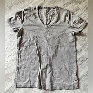 X-small v neck t-shirt
Brand new!